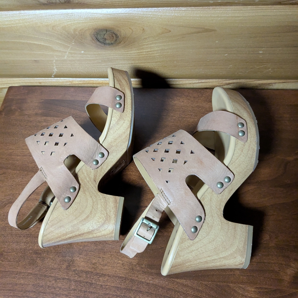 Korks Tan Wedge Sandals - Picture 5 of 12